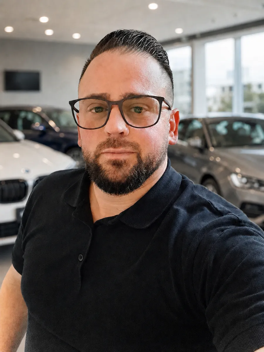 Antonio Vitale, fondatore di AutoCenterVitale, nel salone auto
